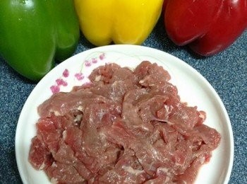 step1: 三色甜椒各一個，新鮮牛肉50元
