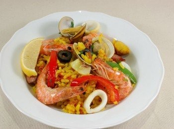 step4: 倒入高湯及適量的海鹽調味翻炒煮滾,蓋上鍋蓋轉小火煮15分鐘,完成前3分鐘開蓋放入海鮮類及蔬菜蓋上鍋蓋,煮到蛤蜊全開即完成。上桌前擠一些檸檬汁及淋上少許橄欖油/巴西里就可享用了!^^