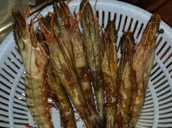 step1: 將蝦洗乾淨，剪開蝦背...將蝦腸挑出