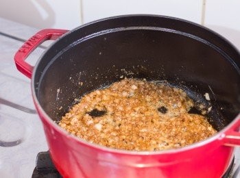 step8: 同時下芫茜籽粉﹑肉桂粉﹑小豆蔻粉﹑丁香粉﹑黑胡椒碎及鹽兜炒約 1 分鐘。
