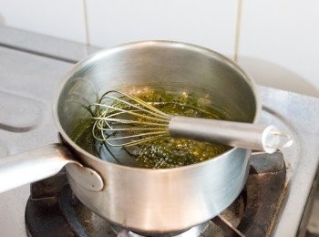 step5: 邊攪勻邊續少加入抹茶粉至完全拌勻。