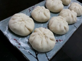 step5: - 將麵團搓成長條，分成8份，再桿成圓型薄皮
- 將適量餡料放在皮上， 慢慢捏合成包型, 灑上小許芝麻