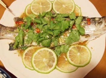 step6: 把檸檬切片擺盤,撒上香菜就成了一道讓人上癮的泰式料理啦!!!