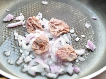 step4: 用少許油將洋蔥爆香，在將冰梅肉下鍋悶煮
