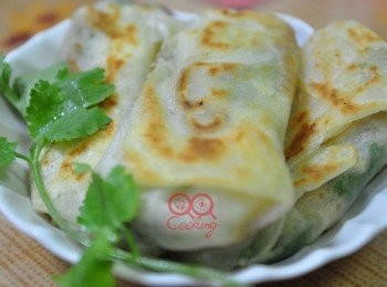 step7: 我喜歡有點酥脆感，所以用少油香煎!香濃的芝麻醬做醬底，再將喜歡的蔬食通通包起來，灑上花生粉，直接吃或煎的香酥兩種風味~不管稱之~潤餅捲還是春捲都好吃~