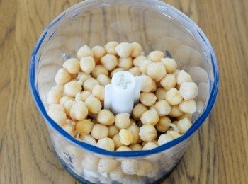 step1: 先將鷹嘴豆chickpeas浸泡一晚，然後煮熟，瀝乾水份備用。我用罐頭鷹嘴豆，直接用便可，比較方便