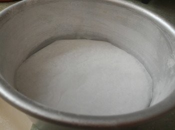 step1: 先在蛋糕模周邊抹油再撒低筋粉然後在底部舖上烘焙紙。