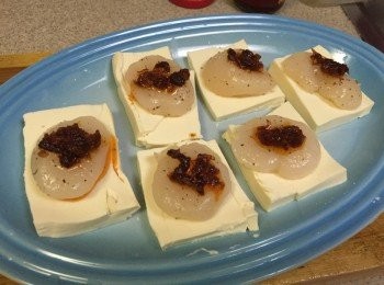 step2: 豆腐用廚房紙印乾水份後，切件平於於碟上，再加入帶子，用細匙將XO醬置於帶子上，燒熱水，水滾後加入蒸5-7分鐘，灑上蔥花粒即成