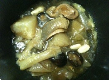 step1: 取出湯鍋，將和風鮮蔬燉雞腿（除了紅蘿蔔和地瓜以外）放入，開大火煮滾。