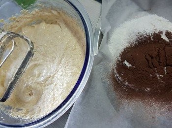 step4: 再慢慢加入已篩過的底筋麵粉,泡打粉,可可粉打勻