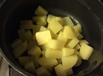 step3: 倒去水份, 剩大概10ml水在煲內