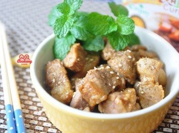 step5: 完成後，灑上義大利粉及白芝麻即可~牛頭牌咖哩塊系列，味道香醇而且不死嫌，讓人享用健康輕鬆無負擔!