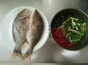 step1: 將青嘴【澎湖野生水產】從袋中取出，解凍，將去魚鱗、魚鰓、內臟，並清洗乾淨再於魚背畫刀，鹽醃置約10分鐘在於魚上，辣椒斜切、青蔥切段；