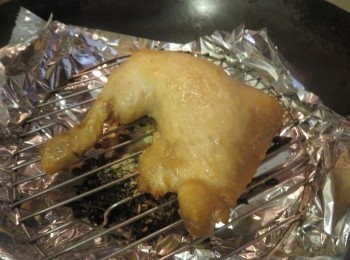 step4: 其間鍋蓋不要打開大太的罅隙，總共要燻的時間約為13分鐘。放涼切件食用