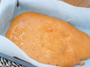 step4: 快速將糖溶液倒入鋪有牛油紙的烤盤內 （糖漿非常熱，要小心）然後靜置30分鐘或至表面全乾即成