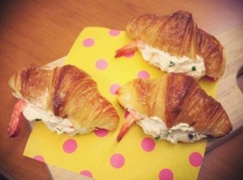 step5: 螃蟹大軍橫行霸道中!!!! 噗~~ 不是啦~是偽裝成螃蟹的"可頌奶油蝦"啦!!!