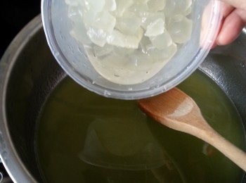 step4: 當蒟蒻粉煮溶後即可熄火,加入蘆薈肉攪勻