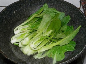 step2: 青江菜洗對切後，入熱水煮熟