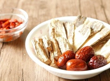 step3: 把醉雞料洗淨，取出杞子備用。