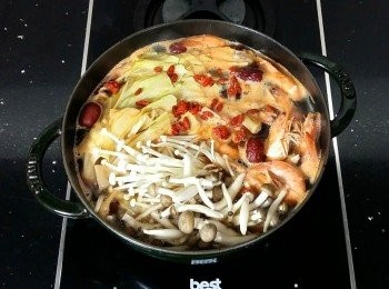 step11: 起鍋前放入鴻喜菇及金針菇煮軟,最後加入鹽做調味即可。