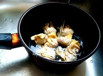 step17: 雲吞放入煲內加水用慢火煮至浮起及熟透