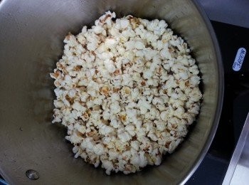 step6: 當聽到沒有爆開的聲時即可以熄火開蓋,就會見到全部粟米已經爆開