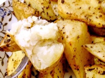 step2: 把薯角置於烤盤中，入烤箱中層，200度焗30分鐘。出爐趁熱食用。