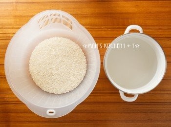 step1: 首先準備米和一盆水，快速的將水加入米中並稍稍的攪拌後盡快的把水濾掉。 (這步驟的作用在把米表面原有的油汙、髒垢快速沖洗掉，以免白米將這些髒汙吸收。)
