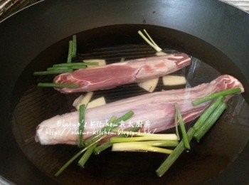 step2: 煲內加入水 , 一半份量薑片及蔥段 , 放入牛展蓋上蓋出水10分鐘