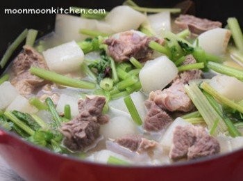 step11: 下香芹拌勻，再滾起即成。