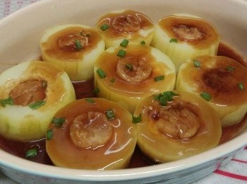 step5: 將湯汁以中慢火煮滾，加入蠔油及生粉水收成芡汁, 淋在節瓜甫上加入蔥花即可