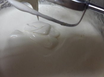 step2: 蛋汁微溫後就可~糖粉加入拌勻用打蛋器高速打發至濃稠狀