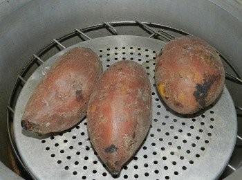 step2: 地瓜洗淨後，入電鍋，1杯半水蒸熟
