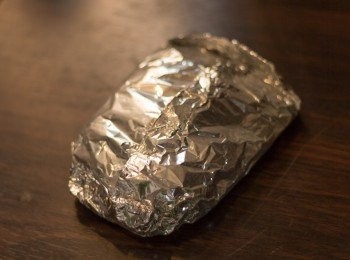 step8: 用錫紙包好，注意因為煮時會有水，所以摺口位要摺好以及所有摺口位向上，包兩層，小心不要弄穿錫紙。包好後放入雪櫃至少1小時至入味 (可放數小時至過夜)