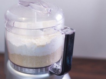 step2: <span class="group_1">撻皮</span>純杏仁粉﹑低筋麵粉﹑糖霜及鹽放入食物處理器打勻