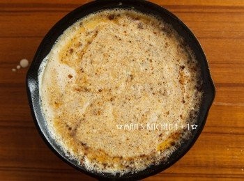 step4: 將鐵鍋從烤箱中取出，並將調好的麵糊倒入後，重新放回烤箱烘烤15~20分鐘。