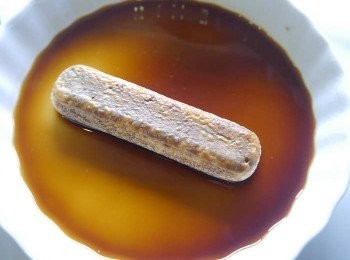 step7: *姆指餅乾沾上<span class="group_1">咖啡液</span>放入容器底層。