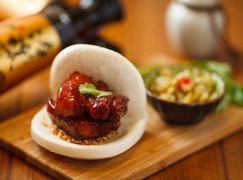 step6: 吃的時後在依照個人喜好搭配上花生糖粉、酸菜與香菜。