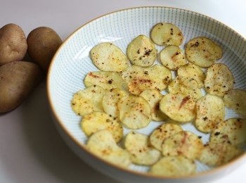 step3: 把薯仔片放進微波爐叮4分鐘左右（700W）。（叮叮中途要留意各薯片的狀況，如部分薯片已變金黃色，可以先把它們取出。） 把製成品放在架上待涼。（放涼後才會變脆哦）