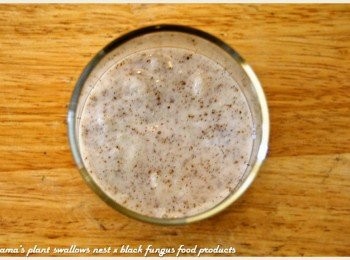 step2: 取一透明玻璃杯，在底層倒入黑木耳米布丁至1/3滿。