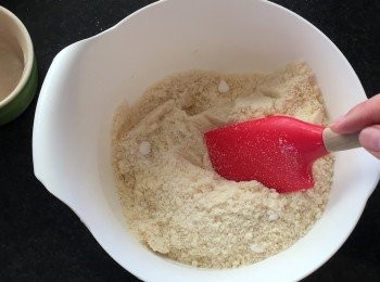 step2: 糖和杏仁粉一齊拌勻