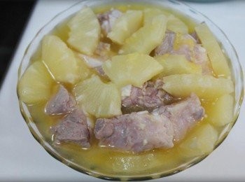 step2: 接著取一容器放入燙好的排骨及調味料一起醃製約20分鐘!!