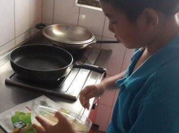 step1: 將中粉先過篩後加入所有<span class="group_1">食材</span>攪拌均勻 (海苔慢點加入)