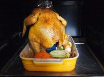 step4: 放進已預熱至200度的焗爐最下層，焗約50分鐘；中途調換位置一次，燒得更均勻，最後10分鐘可取出塗上蜜糖再焗。焗好後放涼十分鐘，小心地脫模(鋁罐此時溫度很高，最好戴手套；雞肉或會黏著罐，可用剪刀剪開少許雞皮和肉)