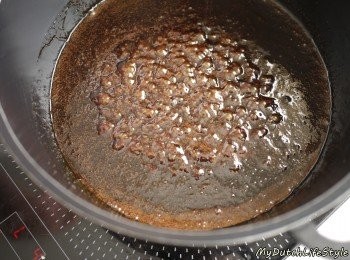 step4: 最後把糖漿倒入，不停拌攪至起泡，即可關小火，焦糖完成。