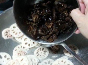 step4: 加入木耳炒勻