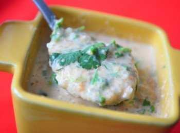 step8: 阿基師真的有說過，芹菜葉別丟掉，很浪費喔~芹菜葉中所含的胡蘿蔔素和維生素C比莖多，所以主婦們，今後別再把芹菜葉丟囉!