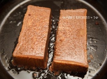 step5: 再來一樣將吐司均勻沾裹上巧克力阿華田蛋液後下鍋油煎。