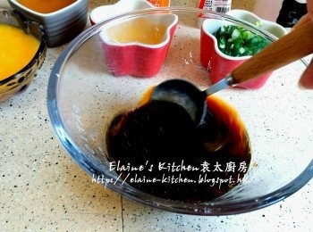 step7: 將所有<span class="group_2">調味料</span>放入碗內 , 加入100ml水拌勻成汁料