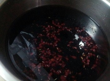 step2: 所有豆類材料和紫米清洗乾淨後浸泡一晚
